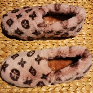 Fuzzy Slippers Hardsole Size 11 - Pink/Brown. In Box.